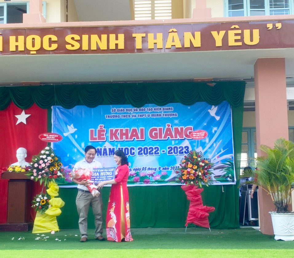 Ủng hộ Bảo hiểm y tế và Tập cho học sinh nghèo tại Trường THCS và THPT U Minh Thượng