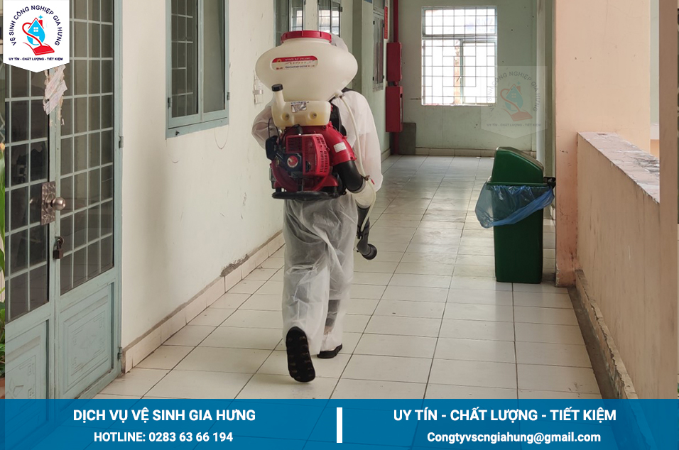 Phun khử khuân trong và ngoài hành lan