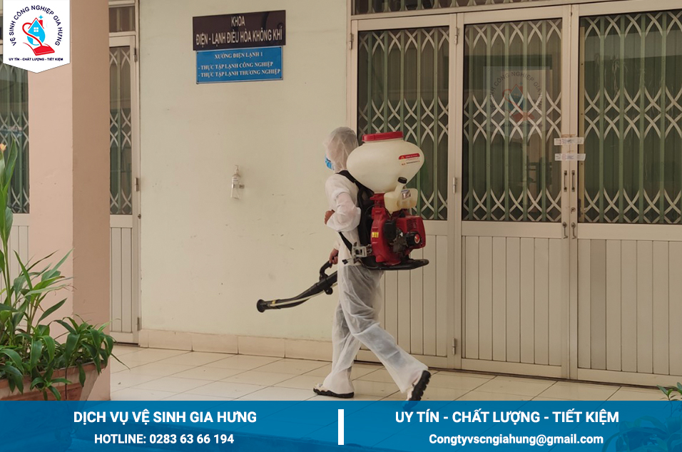 Phun khử khuân trong và ngoài hành lan