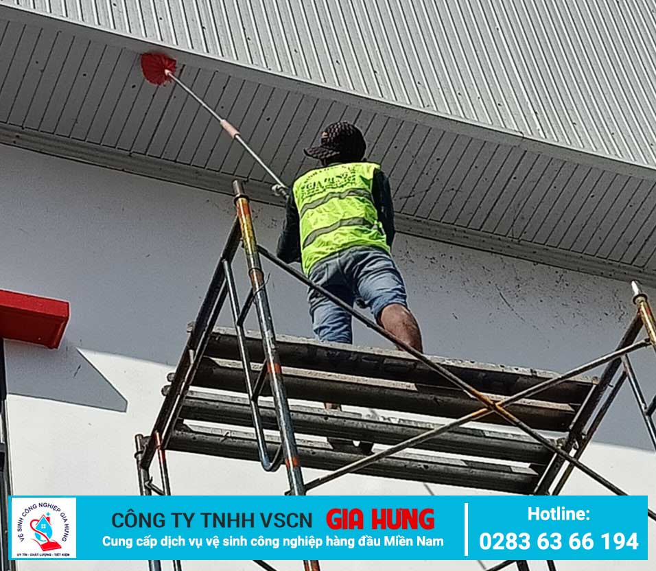 Hình ảnh nhân viên Vệ sinh mặt ngoài nhà xưởng