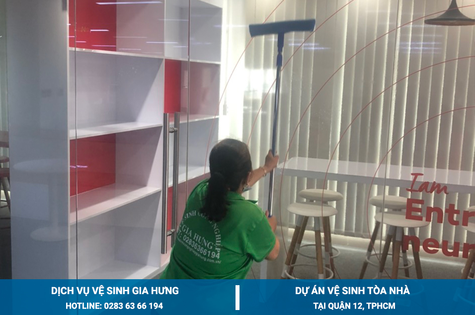 Hình ảnh vệ sinh vách kính