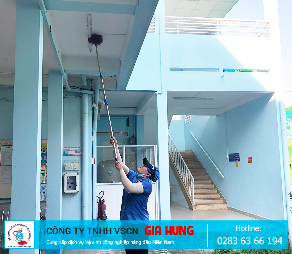 Quét trần nhà bệnh viện