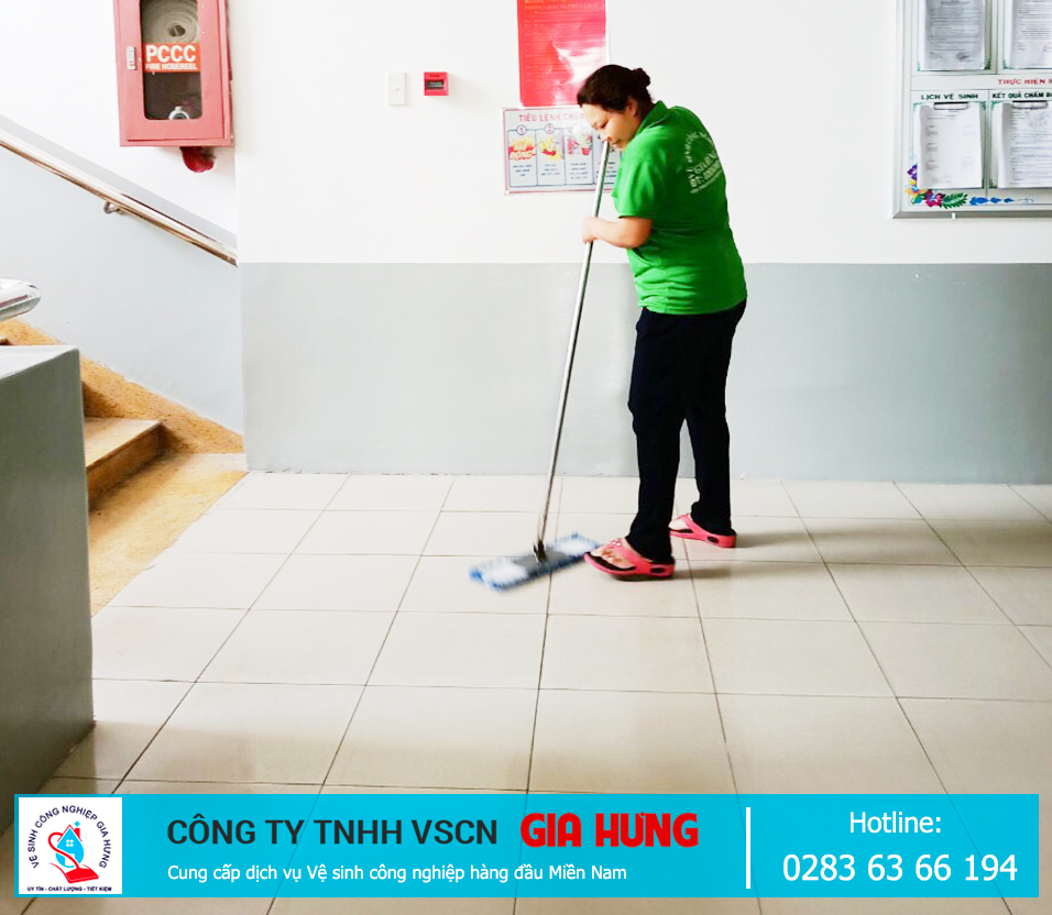 Nhân viên vệ sinh tỉ mỉ đến từng vị trí