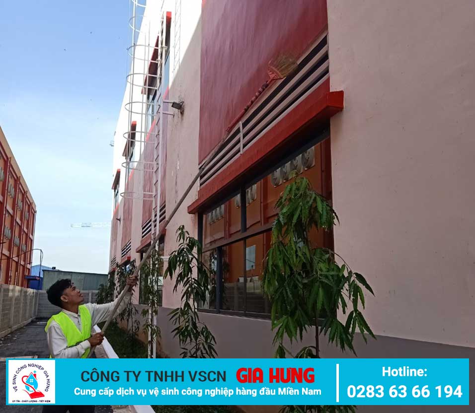 Hình ảnh nhân viên quét mạng nhện nhà xưởng