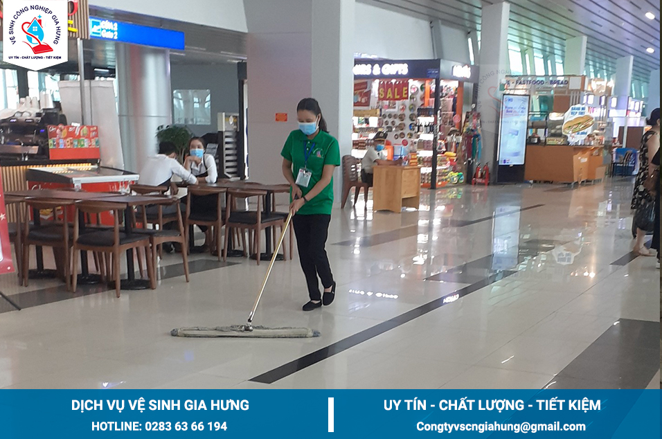 Vệ sinh khu hành lan siêu thị