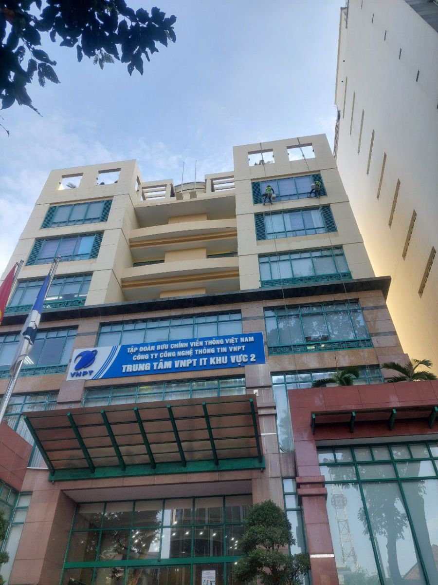 Công trình Vệ sinh kính mặt ngoài tòa nhà VNPT khu vực 2 - TPHCM