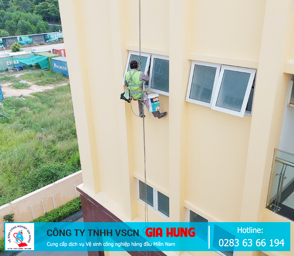 Hình ảnh vệ sinh mặt ngoài tòa nhà
