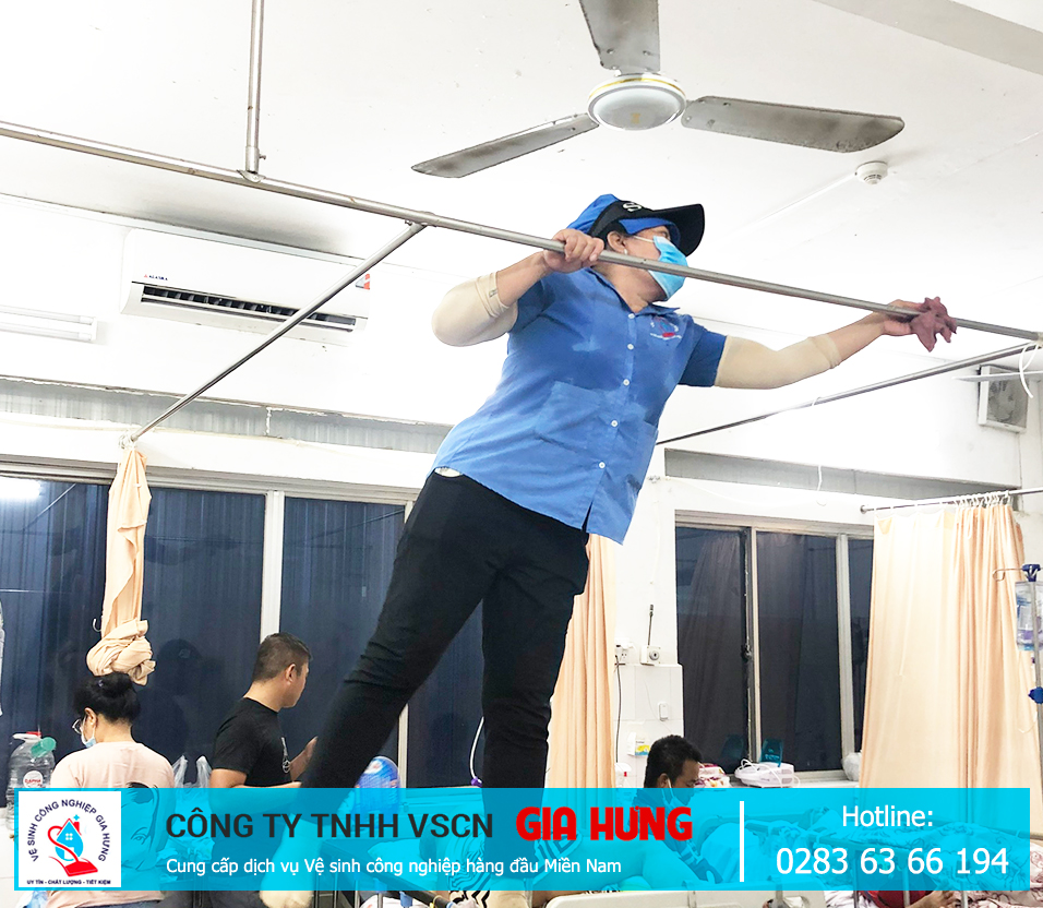 Vệ sinh định kỳ trần nhà và các quạt trần tại Bệnh viện Từ Dũ