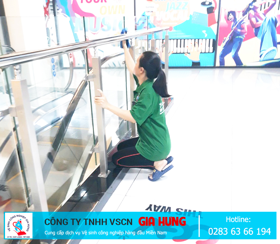 Vệ sinh khu vực trong và ngoài siêu thị