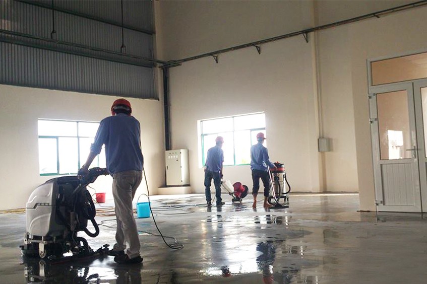 Công ty Gia Hưng cung cấp dịch vụ làm sạch tường, vách nhựa, trần nhà,... tại các nhà xưởng, khu công nghiệp.