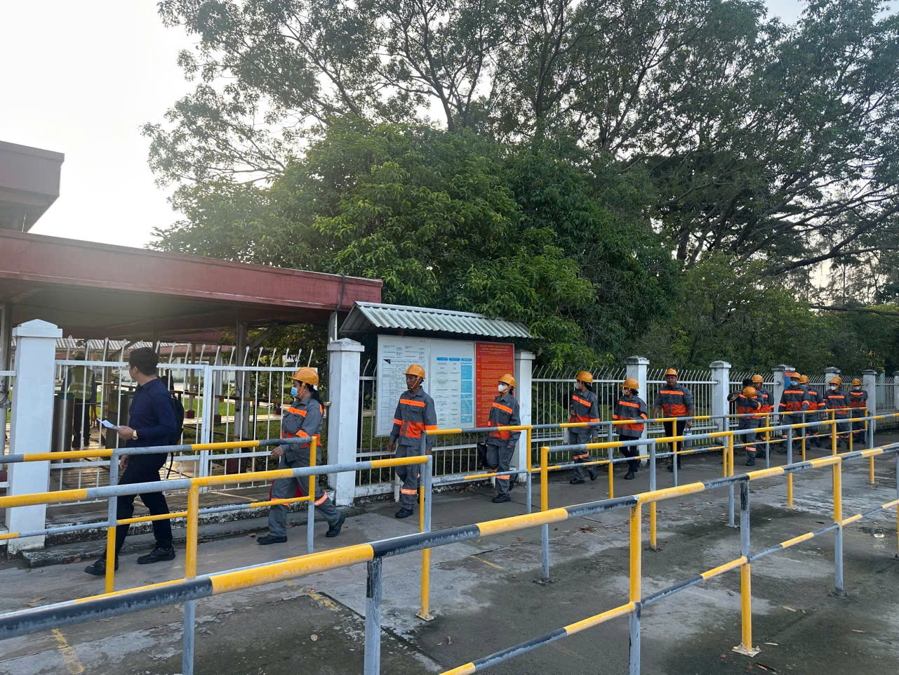 Nhân viên Gia Hưng vào làm việc tại nhà máy